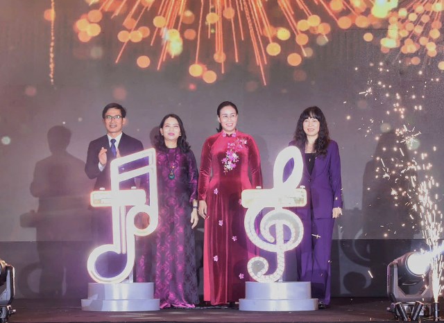 C&aacute;c đại biểu thực hiện nghi thức nhấn n&uacute;t khai mạc Lễ hội Ch&agrave;o năm mới Đ&agrave; Nẵng 2026.