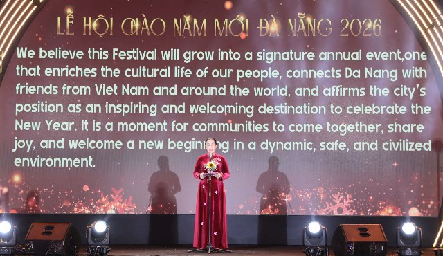 Ph&oacute; Chủ tịch UBND TP. Đ&agrave; Nẵng b&agrave; Nguyễn Thị Anh Thi ph&aacute;t biểu khai mạc lễ hội.