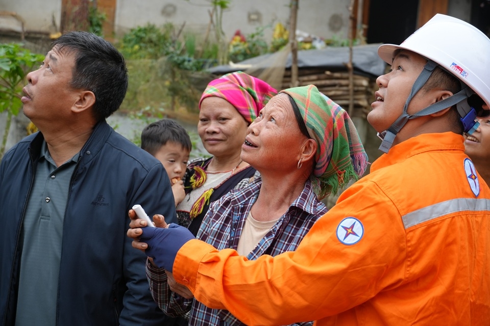 C&ocirc;ng nh&acirc;n C&ocirc;ng ty Điện lực L&agrave;o Cai trao đổi, hướng dẫn người d&acirc;n địa phương trong qu&aacute; tr&igrave;nh triển khai chương tr&igrave;nh Thắp s&aacute;ng đường qu&ecirc;
