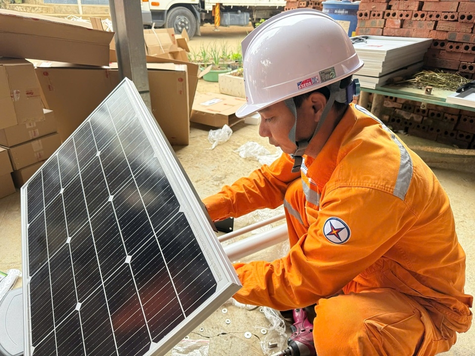C&ocirc;ng nh&acirc;n C&ocirc;ng ty Điện lực L&agrave;o Cai chuẩn bị, lắp r&aacute;p tấm pin năng lượng mặt trời phục vụ chương tr&igrave;nh Thắp s&aacute;ng đường qu&ecirc;