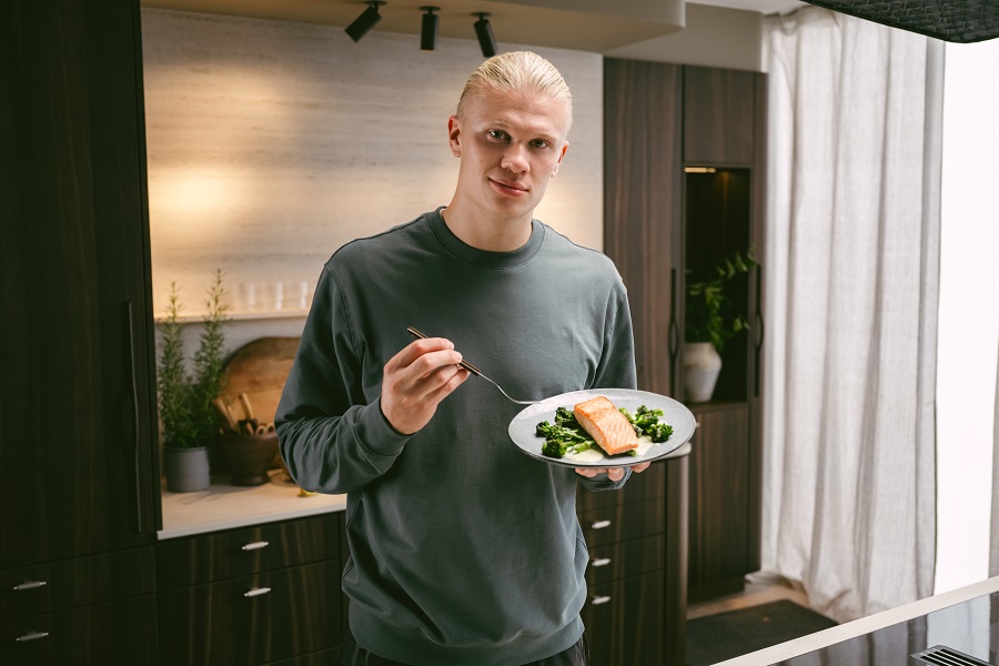 Ng&ocirc;i sao b&oacute;ng đ&aacute; Erling Haaland trong vai tr&ograve; đại sứ to&agrave;n cầu cho &ldquo;Hải sản đến từ Na Uy&rdquo;