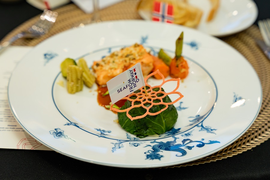 Nh&atilde;n hiệu Hải sản từ Na Uy (Seafood from Norway) tr&ecirc;n m&oacute;n c&aacute; hồi Na Uy kho tộ