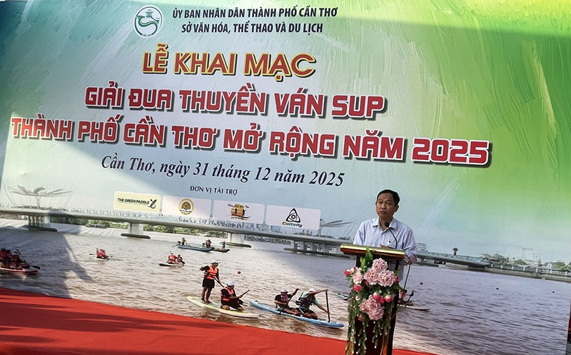 &Ocirc;ng Trương C&ocirc;ng Quốc Việt Ph&oacute; Gi&aacute;m đốc Sở Văn h&oacute;a, Thể thao v&agrave; Du lịch TP. Cần Thơ ph&aacute;t biểu khai mạc Giải thuyền v&aacute;n SUP Cần Thơ mở rộng 2025