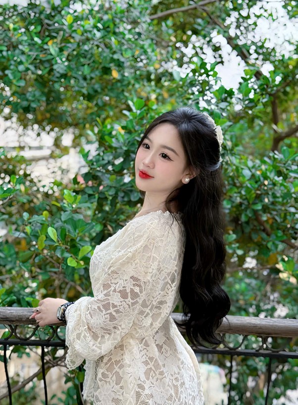 Kh&ocirc;ng chỉ h&aacute;t, Dyne Mỹ Duy&ecirc;n c&ograve;n biết c&aacute;ch giữ nhịp kh&ocirc;ng kh&iacute; đ&ecirc;m diễn bằng sự tinh tế trong c&aacute;ch n&oacute;i chuyện v&agrave; xử l&yacute; t&igrave;nh huống.