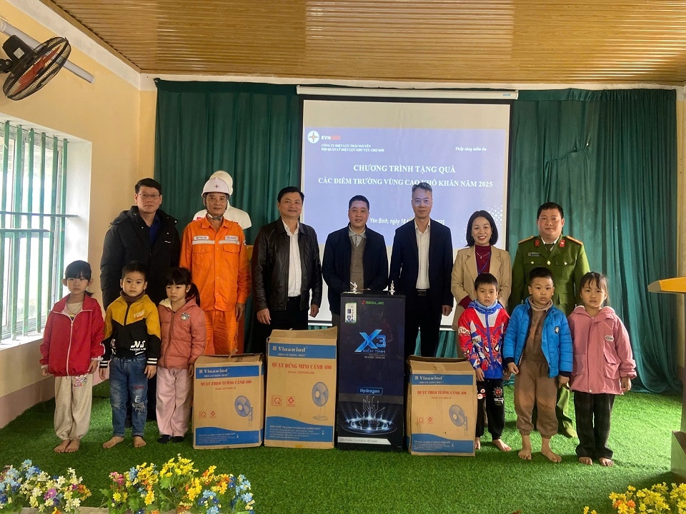 Đội Quản l&yacute; điện lực khu vực Chợ Mới trao tặng quạt cho trường mầm non tr&ecirc;n địa b&agrave;n