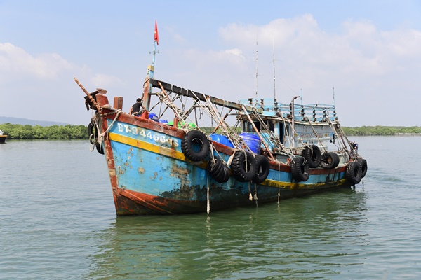 Phương tiện vận chuyển dầu DO kh&ocirc;ng r&otilde; nguồn gốc