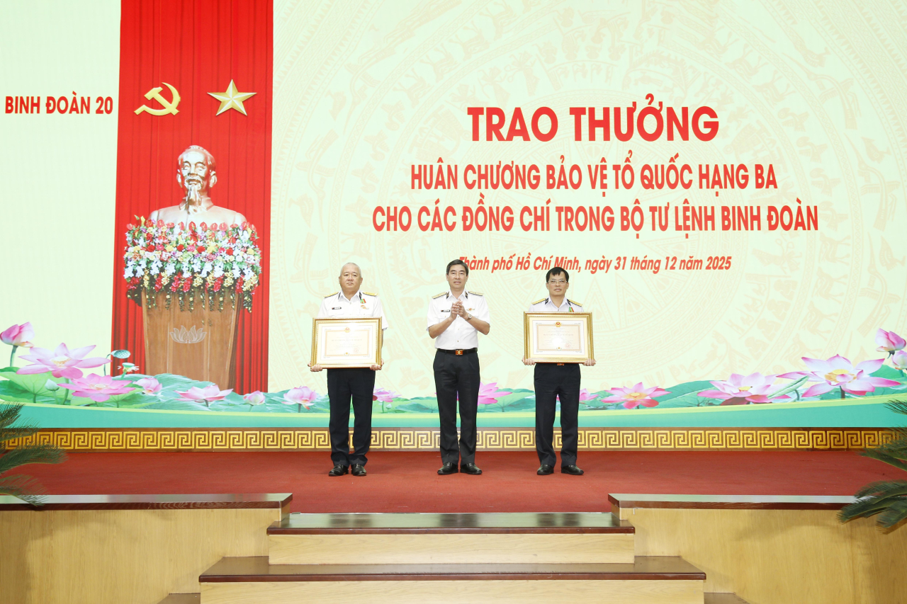 Thiếu tướng Ng&ocirc; Minh Thuấn trao Hu&acirc;n chương Bảo vệ Tổ quốc hạng Ba cho c&aacute;c đồng ch&iacute; thủ trưởng Bộ Tư lệnh Binh đo&agrave;n