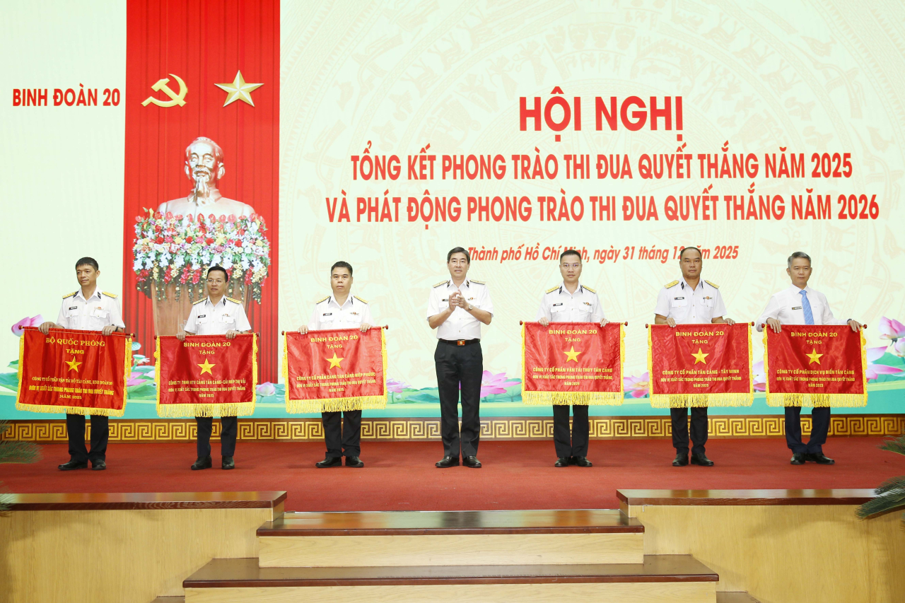 Thiếu tướng Ng&ocirc; Minh Thuấn trao cờ của Bộ Quốc ph&ograve;ng v&agrave; Binh đo&agrave;n 20 tặng c&aacute;c đơn vị ti&ecirc;u biểu năm 2025