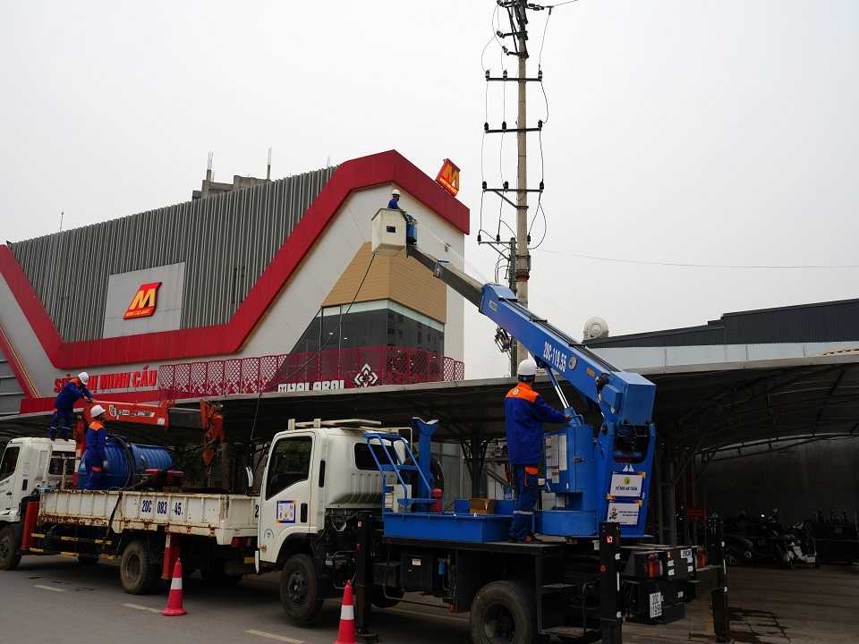 C&ocirc;ng ty Điện lực Th&aacute;i Nguy&ecirc;n rửa sứ hotline, vệ sinh trạm biến &aacute;p chuy&ecirc;n d&ugrave;ng cho kh&aacute;ch h&agrave;ng Si&ecirc;u thị Minh Cầu