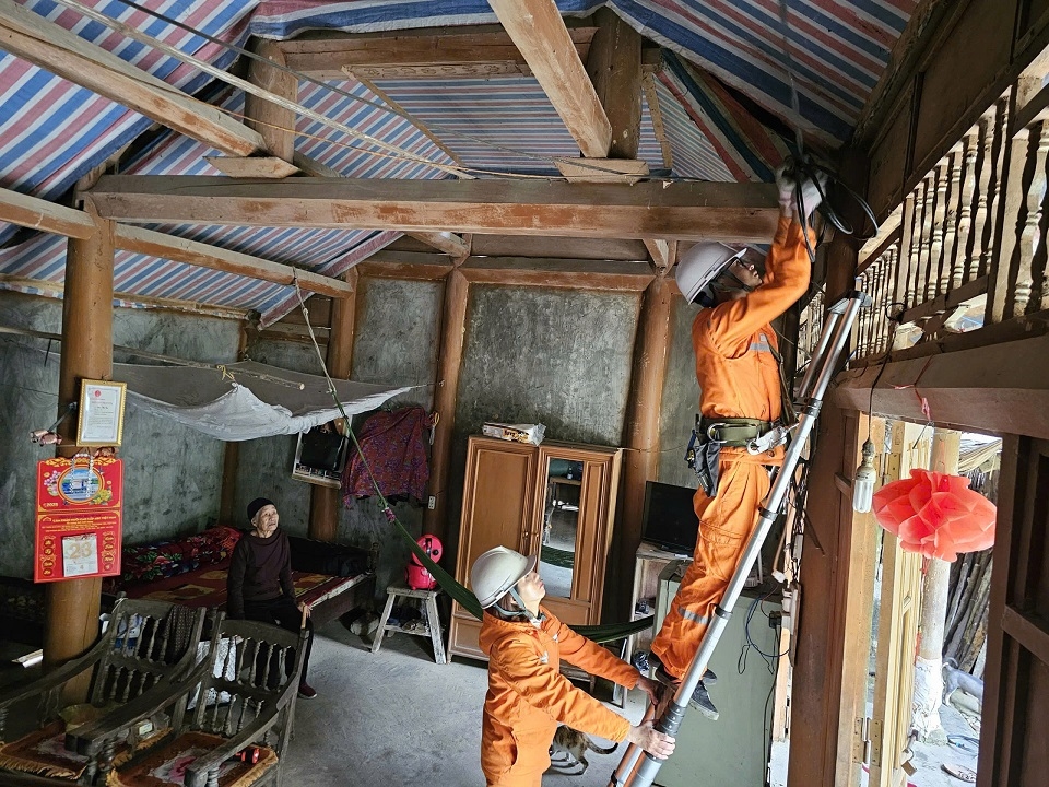 H&agrave;ng trăm hộ gia đ&igrave;nh kh&oacute; khăn được C&ocirc;ng ty Điện lực Th&aacute;i Nguy&ecirc;n kiểm tra, sửa chữa, lắp đặt hệ thống điện sinh hoạt miễn ph&iacute;