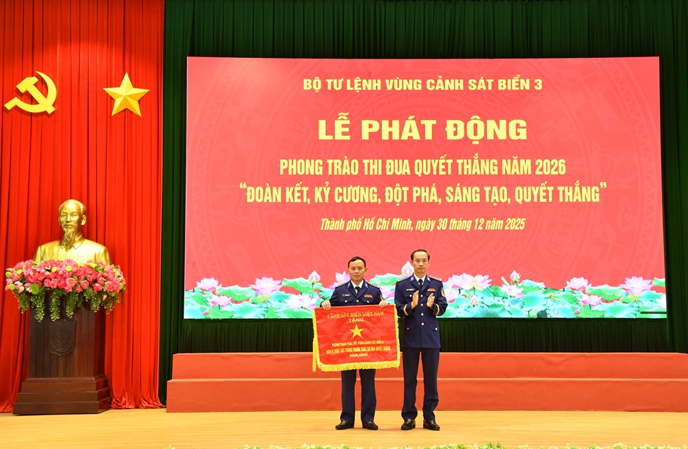 Thừa ủy quyền của thủ trưởng BTL cảnh s&aacute;t biển Đại t&aacute; L&ecirc; Văn T&uacute;, B&iacute; thư Đảng ủy, Ch&iacute;nh ủy V&ugrave;ng CSB 3 trao cờ thi đua cho tập thể Ph&ograve;ng Tham mưu