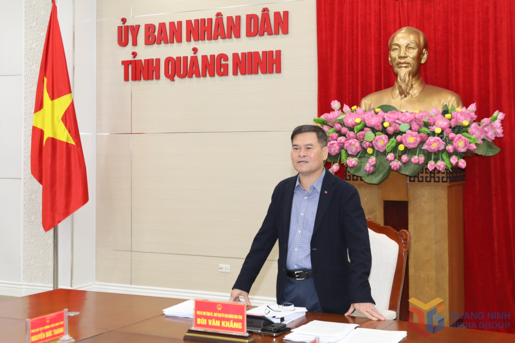 &Ocirc;ng B&ugrave;i Văn Khắng, Ph&oacute; B&iacute; thư Tỉnh ủy, Chủ tịch UBND tỉnh Quảng Ninh, chủ tr&igrave; cuộc họp