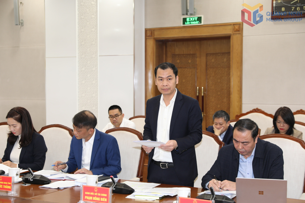 L&atilde;nh đạo Sở T&agrave;i ch&iacute;nh b&aacute;o c&aacute;o tại cuộc họp