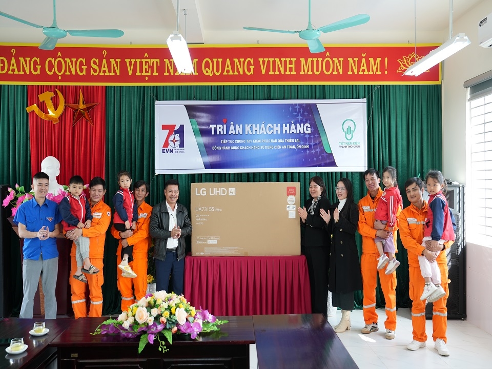 Đội Quản l&yacute; điện lực khu vực Định H&oacute;a tặng tivi cho Trường Tiểu học Sơn Ph&uacute;
