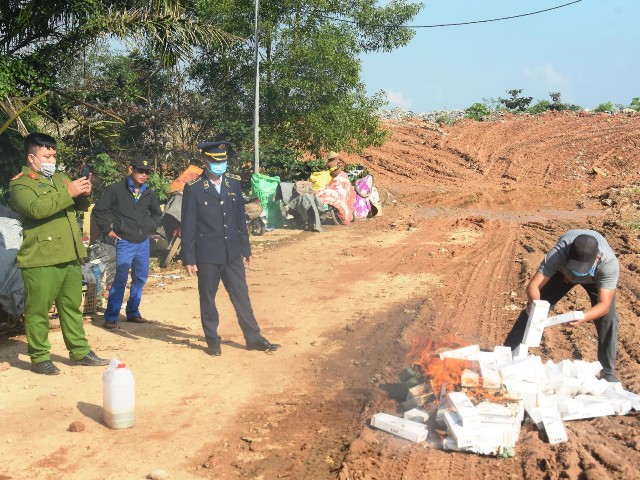 Quảng Trị: Tiêu hủy 1.150 bao thuốc lá nhập lậu tại phường Đông Hà