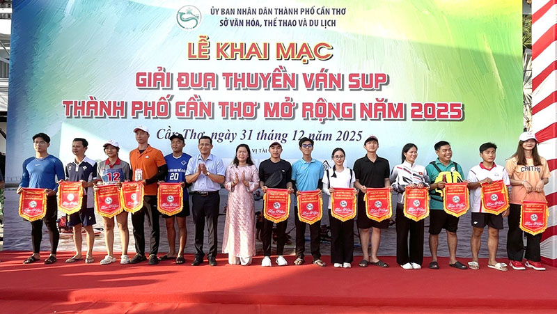 B&agrave; Nguyễn Thị Ngọc Điệp Ph&oacute; Chủ tịch UBND TP. Cần Thơ v&agrave; &ocirc;ng Nguyễn Minh Tuấn Ph&oacute; gi&aacute;m đốc Sở Văn h&oacute;a, Thể thao v&agrave; Du lịch TP. Cần Thơ trao cờ lưu niệm cho Trọng t&agrave;i v&agrave; đại diện c&aacute;c đội tham gia Giải...