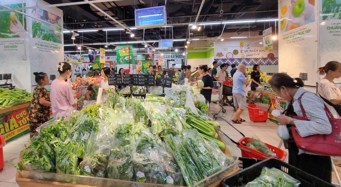 Theo thống k&ecirc; của Sở N&ocirc;ng nghiệp v&agrave; M&ocirc;i trường H&agrave; Nội, hiện th&agrave;nh phố mới chỉ tự sản xuất, đ&aacute;p ứng được khoảng 20% đến 70% nhu cầu thực phẩm tại chỗ; phần c&ograve;n lại được nhập từ c&aacute;c tỉnh, th&agrave;nh phố kh&aacute;c v&agrave; từ nước ngo&agrave;i. Ảnh: KT