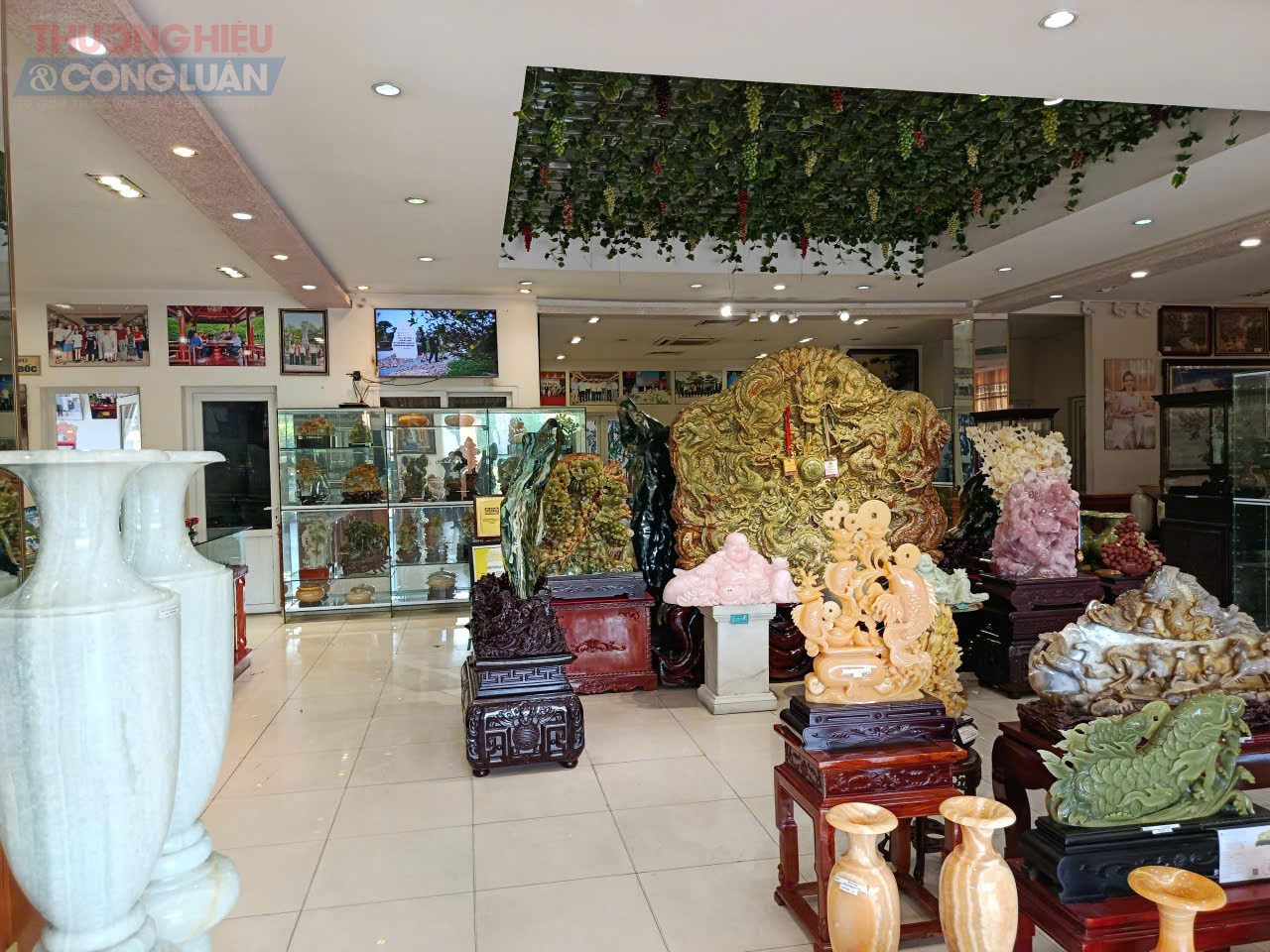 Bức &ldquo;Cửu long tranh ch&acirc;u&rdquo; bằng ngọc nguy&ecirc;n khối Pakistan, được chế t&aacute;c bởi c&aacute;c nghệ nh&acirc;n t&agrave;i hoa người Đ&agrave;i Loan tại C&ocirc;ng ty Dũng T&acirc;n