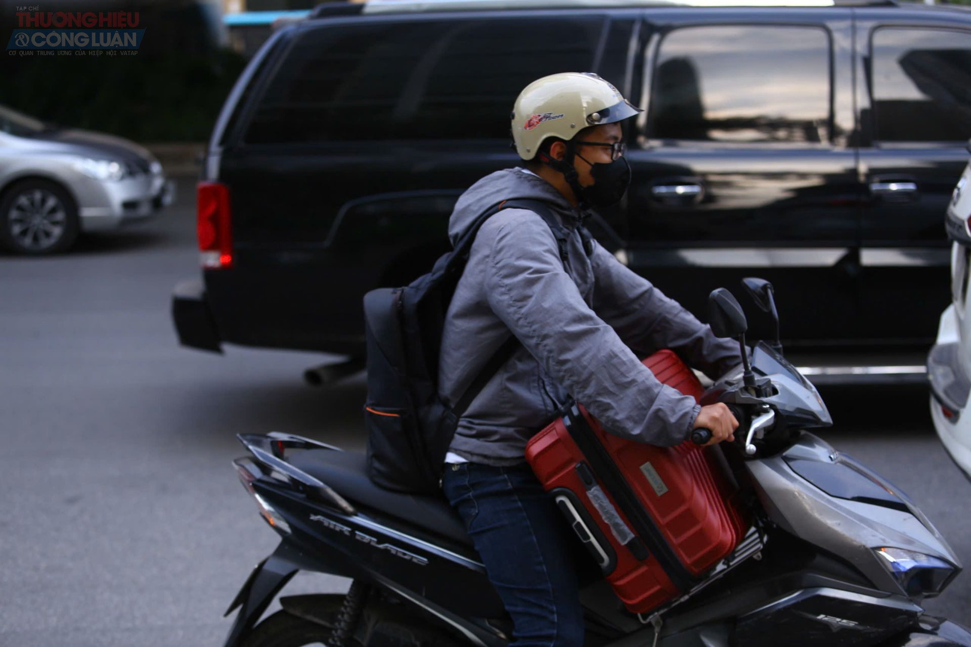 &ldquo;Tan l&agrave;m từ 17h nhưng đến gần 19h t&ocirc;i mới ra được khỏi nội đ&ocirc;. Đường đ&ocirc;ng, xe cộ chen ch&uacute;c rất mệt&rdquo;, anh Trần Văn Minh (Thanh Xu&acirc;n) chia sẻ khi đang di chuyển về qu&ecirc; ở Th&aacute;i B&igrave;nh.