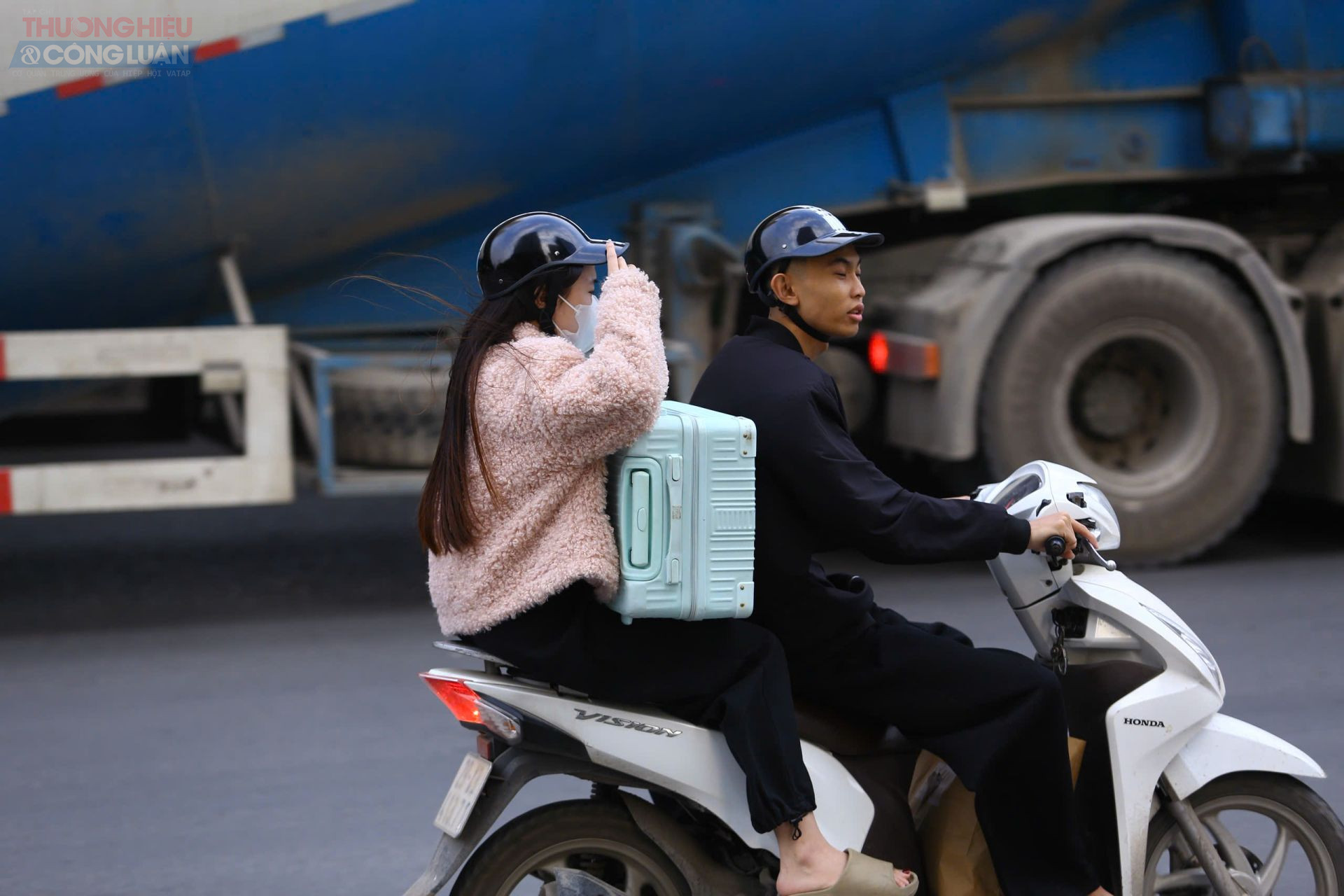 Người d&acirc;n mang theo nhiều đồ đạc để chuẩn bị cho kỳ nghỉ k&eacute;o d&agrave;i 4 ng&agrave;y