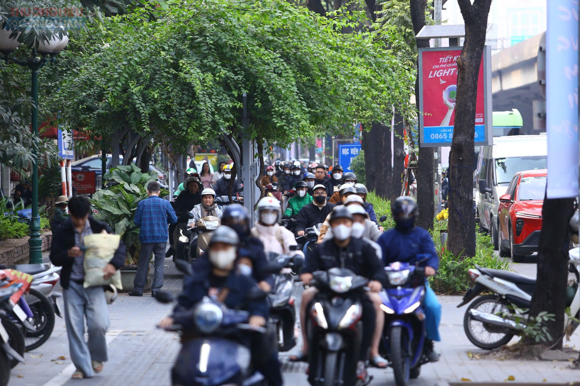 Nhiều người bất chấp quy định, điều khiển xe m&aacute;y leo l&ecirc;n vỉa h&egrave; để tr&aacute;nh d&ograve;ng phương tiện &ugrave;n ứ dưới l&ograve;ng đường, khiến lối đi bộ vốn chật hẹp c&agrave;ng trở n&ecirc;n hỗn loạn, tiềm ẩn nguy cơ mất an to&agrave;n giao th&ocirc;ng.