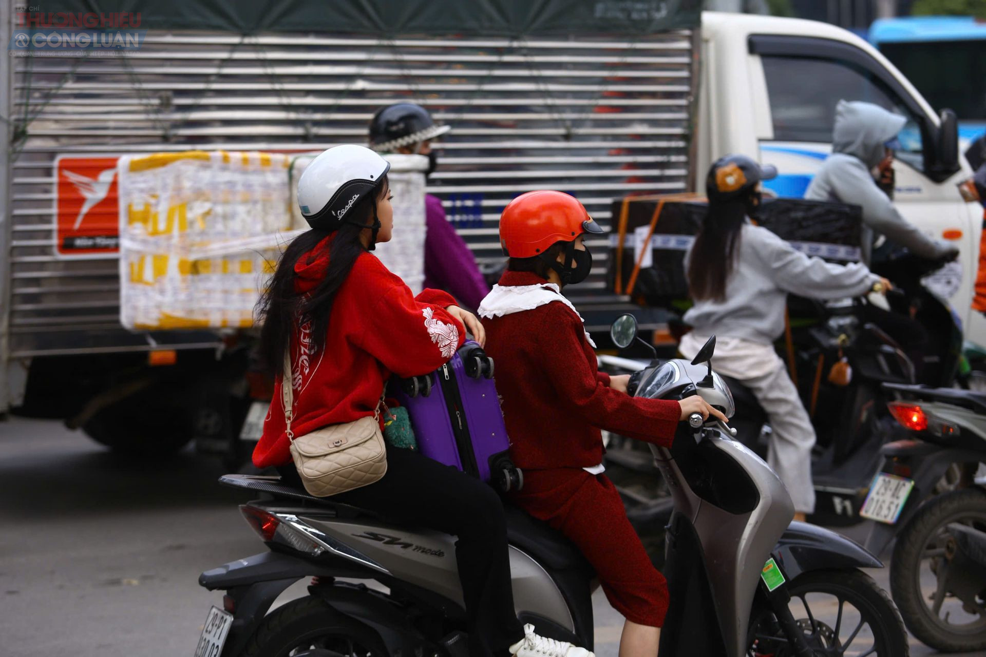 Nhiều người mang theo h&agrave;nh l&yacute; lỉnh kỉnh, tranh thủ l&ecirc;n xe sớm để kịp trở về nh&agrave; trước đ&ecirc;m giao thừa.