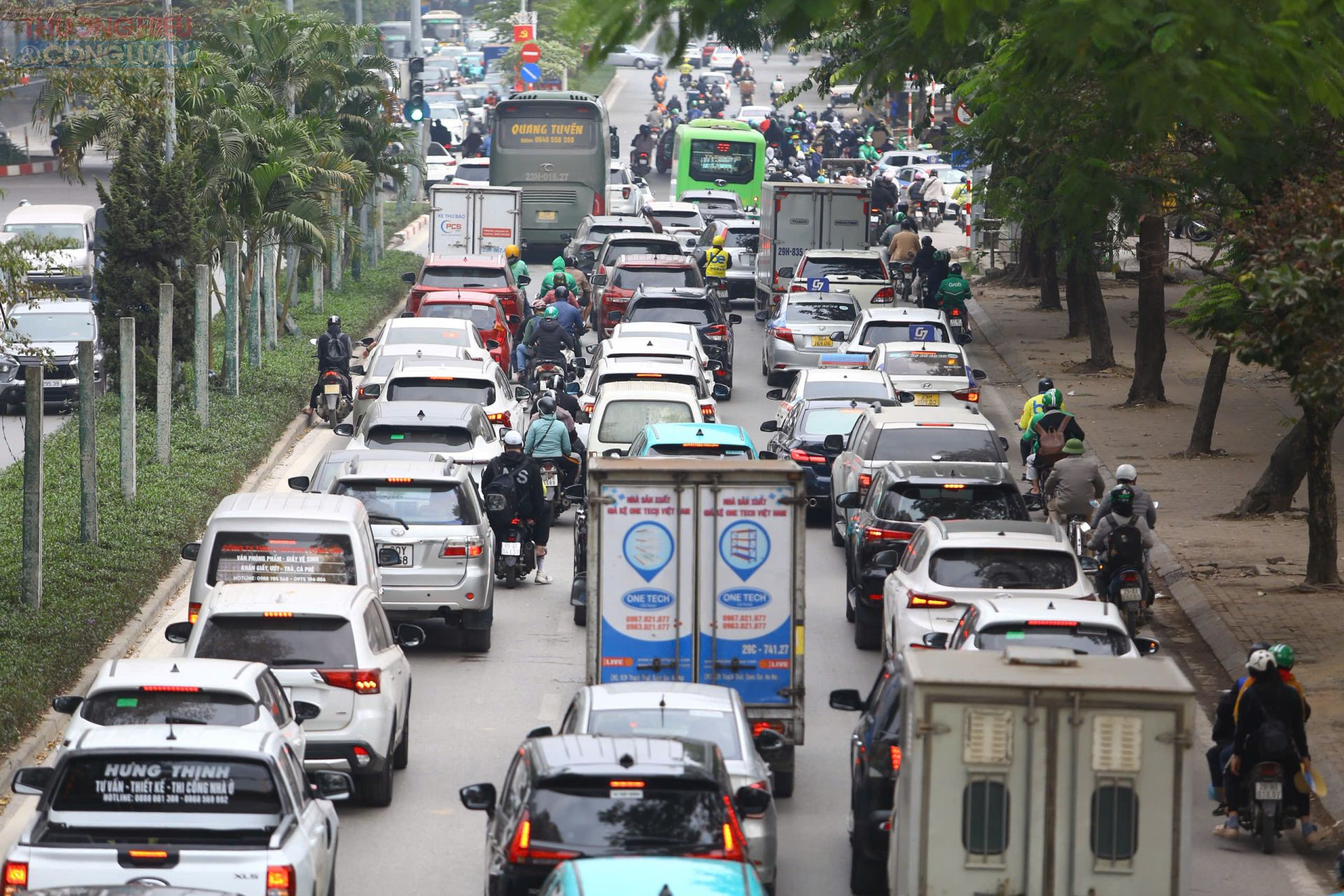 Ghi nhận từ đầu giờ chiều, lưu lượng phương tiện tr&ecirc;n c&aacute;c trục đường hướng ra ngoại th&agrave;nh như Giải Ph&oacute;ng &ndash; Ph&aacute;p V&acirc;n &ndash; Cầu Giẽ, v&agrave;nh đai 3, Nguyễn Tr&atilde;i, Khuất Duy Tiến, Đại lộ Thăng Long&hellip; tăng đột biến. Tại nhiều thời điểm, c&aacute;c phương tiện chỉ c&oacute; thể nh&iacute;ch từng m&eacute;t, thậm ch&iacute; đứng im trong thời gian d&agrave;i.