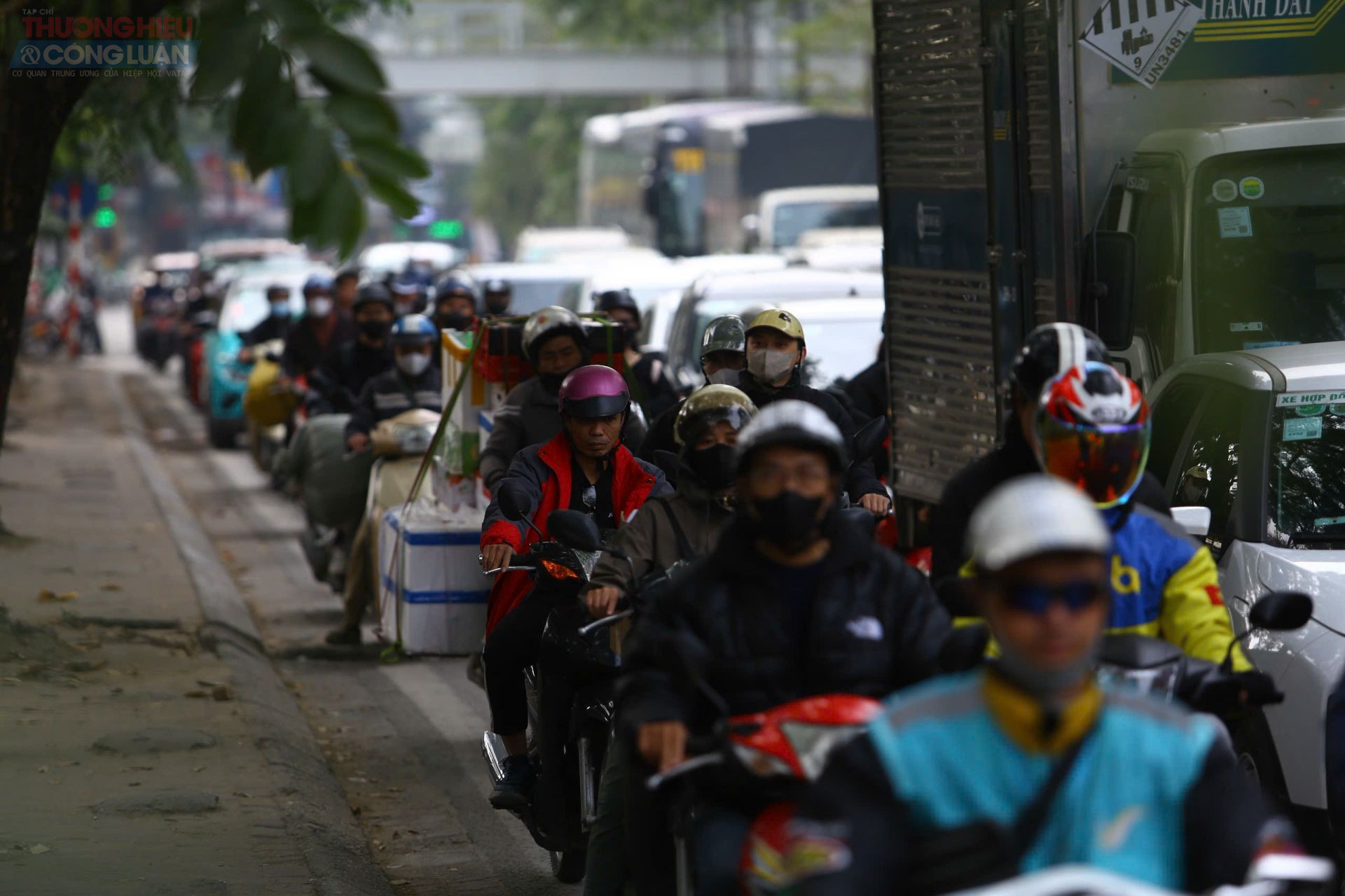 Theo dự b&aacute;o, t&igrave;nh trạng giao th&ocirc;ng phức tạp tại c&aacute;c cửa ng&otilde; H&agrave; Nội c&oacute; thể c&ograve;n k&eacute;o d&agrave;i đến tối muộn c&ugrave;ng ng&agrave;y. Cơ quan chức năng khuyến c&aacute;o người d&acirc;n chủ động lựa chọn thời điểm di chuyển ph&ugrave; hợp, tu&acirc;n thủ hướng dẫn ph&acirc;n luồng để bảo đảm an to&agrave;n v&agrave; giảm &aacute;p lực cho hệ thống giao th&ocirc;ng đ&ocirc; thị.