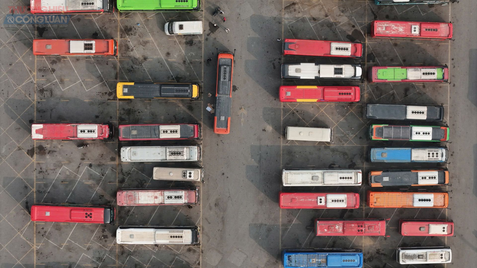 Kh&ocirc;ng chỉ tr&ecirc;n c&aacute;c tuyến đường bộ, tại c&aacute;c bến xe lớn như Mỹ Đ&igrave;nh, Gi&aacute;p B&aacute;t v&agrave; Nước Ngầm, lượng h&agrave;nh kh&aacute;ch đổ về tăng mạnh so với ng&agrave;y thường. B&ecirc;n trong bến, khu vực chờ xe đi c&aacute;c tỉnh lu&ocirc;n trong t&igrave;nh trạng k&iacute;n chỗ.