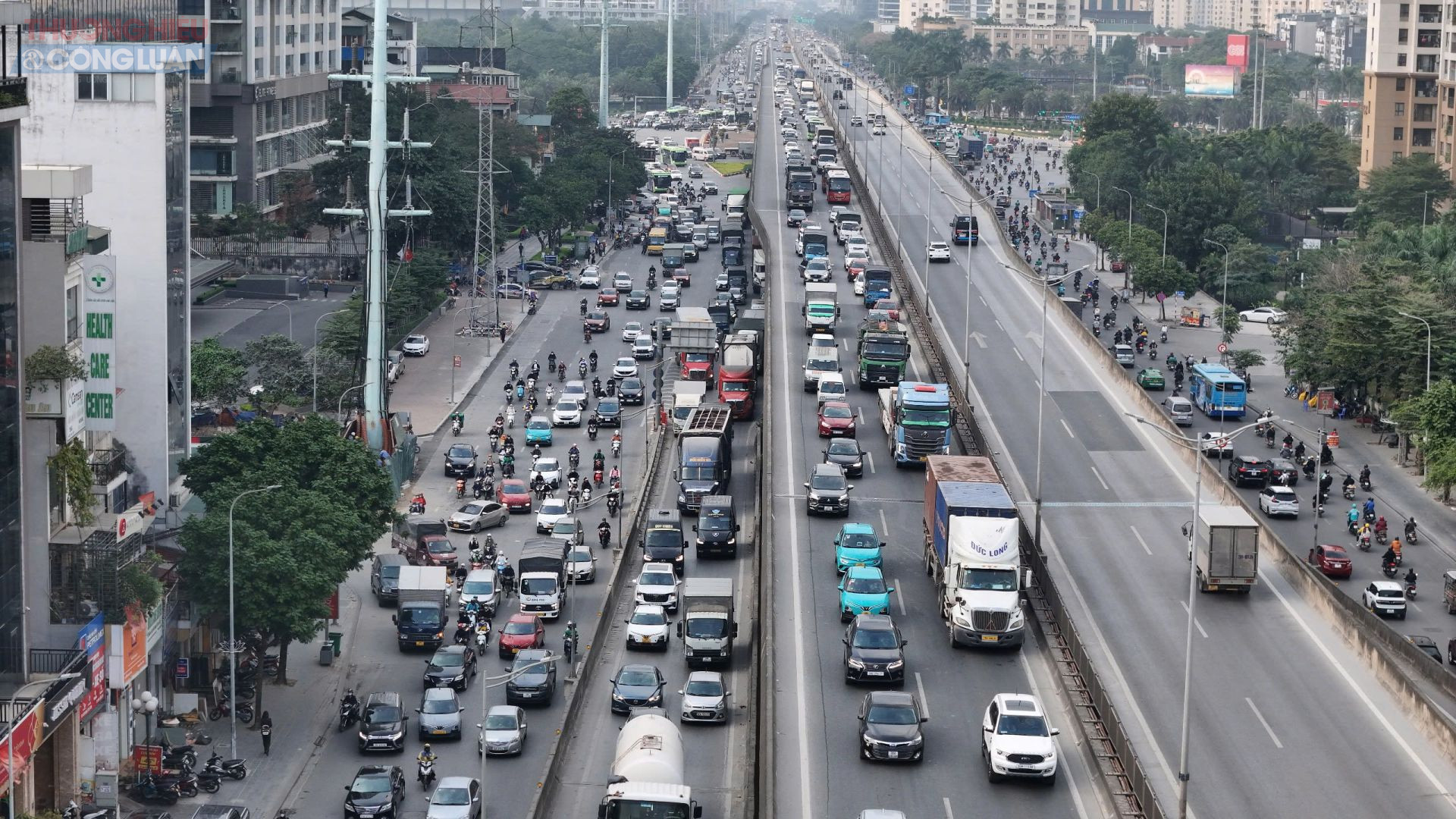 Lượng phương tiện gia tăng đột biến khiến t&igrave;nh trạng &ugrave;n tắc xuất hiện tr&ecirc;n nhiều tuyến phố cửa ng&otilde;.