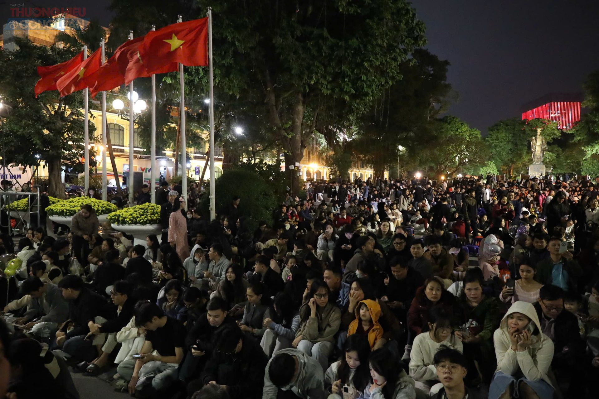 C&agrave;ng về gần giao thừa, lượng người đổ về c&agrave;ng đ&ocirc;ng, khiến khu vực trung t&acirc;m gần như k&iacute;n chỗ.