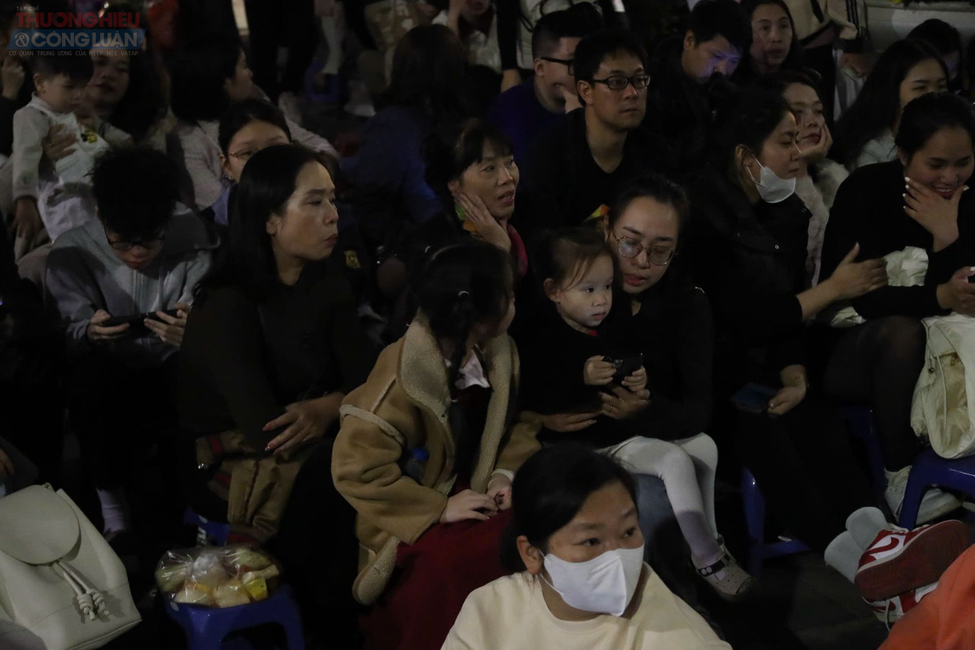 Điểm nhấn của đ&ecirc;m giao thừa năm nay l&agrave; sự kết hợp giữa đại nhạc hội Countdown 2026 với chủ đề &ldquo;Mở kết nối thật&rdquo; v&agrave; c&aacute;c trận địa ph&aacute;o hoa nghệ thuật quy m&ocirc; lớn. S&acirc;n khấu Countdown được dựng ho&agrave;nh tr&aacute;ng b&ecirc;n Hồ Gươm, &acirc;m thanh, &aacute;nh s&aacute;ng v&agrave; m&agrave;n h&igrave;nh LED được đầu tư đồng bộ, khuấy động kh&ocirc;ng gian phố đi bộ suốt nhiều giờ liền.