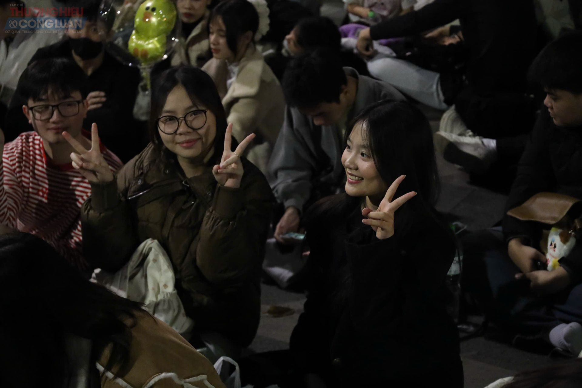 Nhiều gia đ&igrave;nh, nh&oacute;m bạn trẻ, du kh&aacute;ch quốc tế c&oacute; mặt từ sớm để chọn vị tr&iacute; thuận lợi, chờ khoảnh khắc đếm ngược bước sang năm mới.