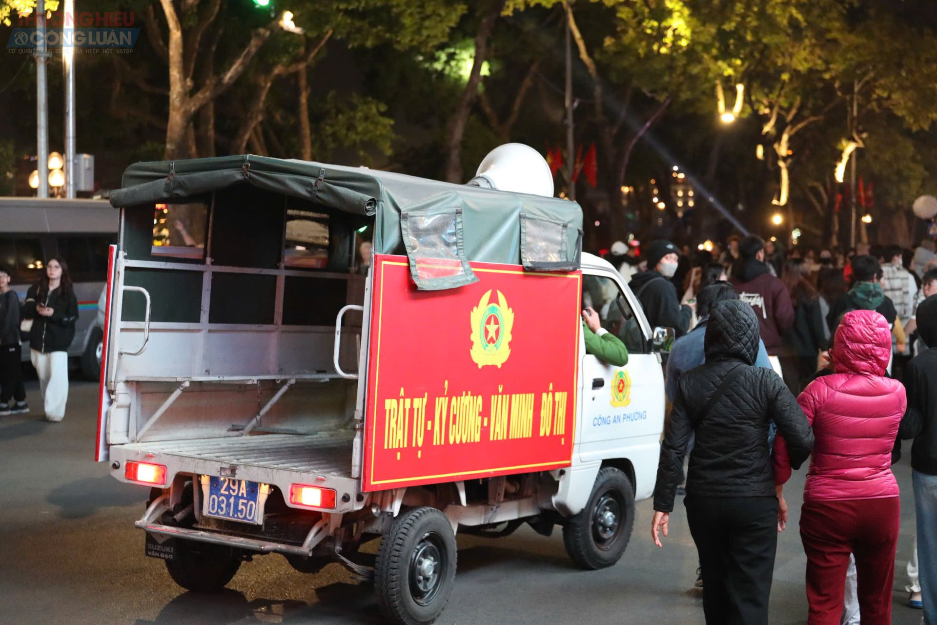 Lực lượng chức năng đ&atilde; triển khai c&aacute;c phương &aacute;n ph&acirc;n luồng giao th&ocirc;ng, bảo đảm an ninh trật tự v&agrave; an to&agrave;n cho người d&acirc;n tham gia sự kiện. C&ocirc;ng an, d&acirc;n ph&ograve;ng, y tế được bố tr&iacute; tại nhiều điểm trọng yếu để kịp thời hỗ trợ khi cần thiết.