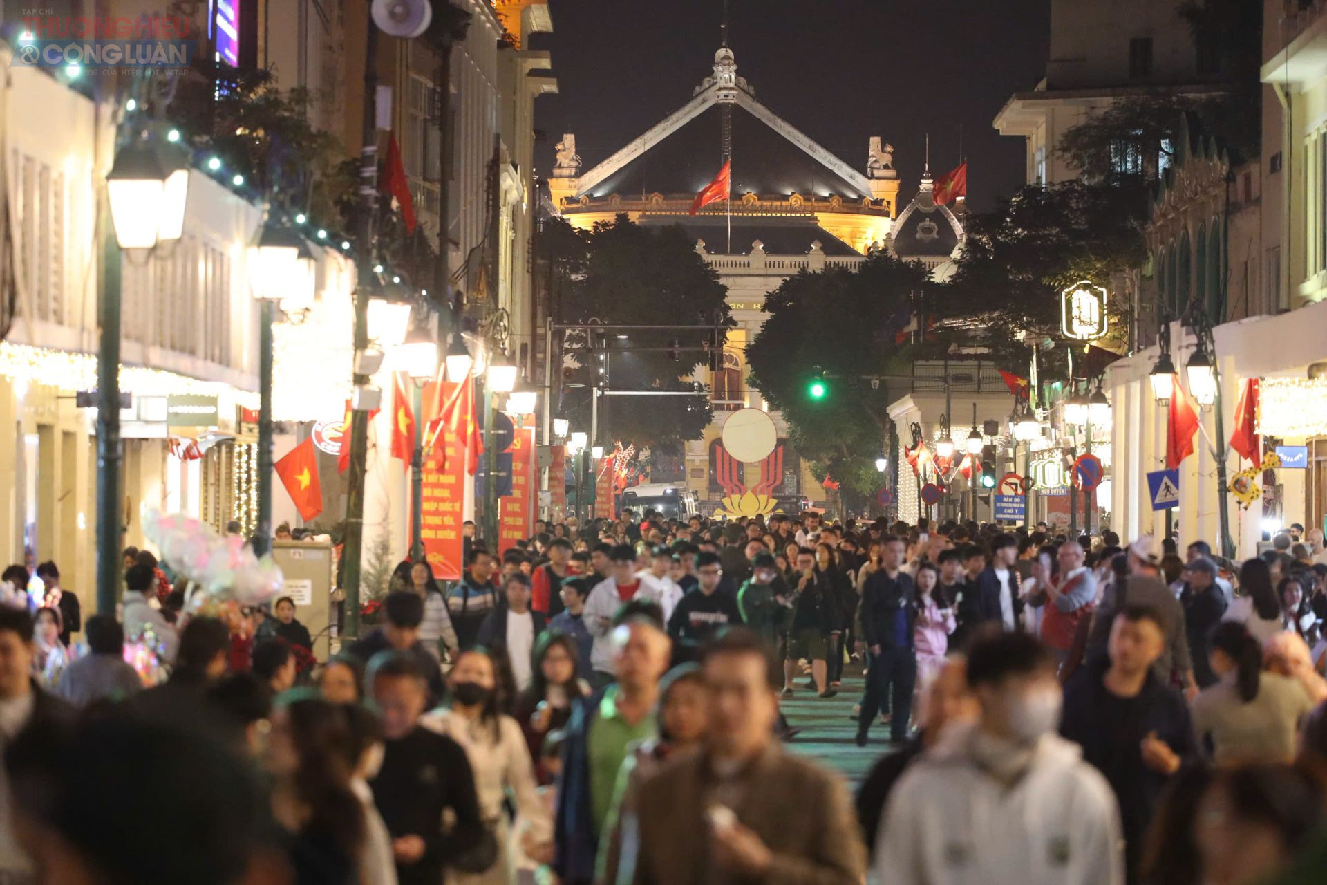 Kh&ocirc;ng kh&iacute; lễ hội lan tỏa khắp phố đi bộ hồ Ho&agrave;n Kiếm với c&aacute;c hoạt động biểu diễn nghệ thuật, &acirc;m nhạc s&ocirc;i động.