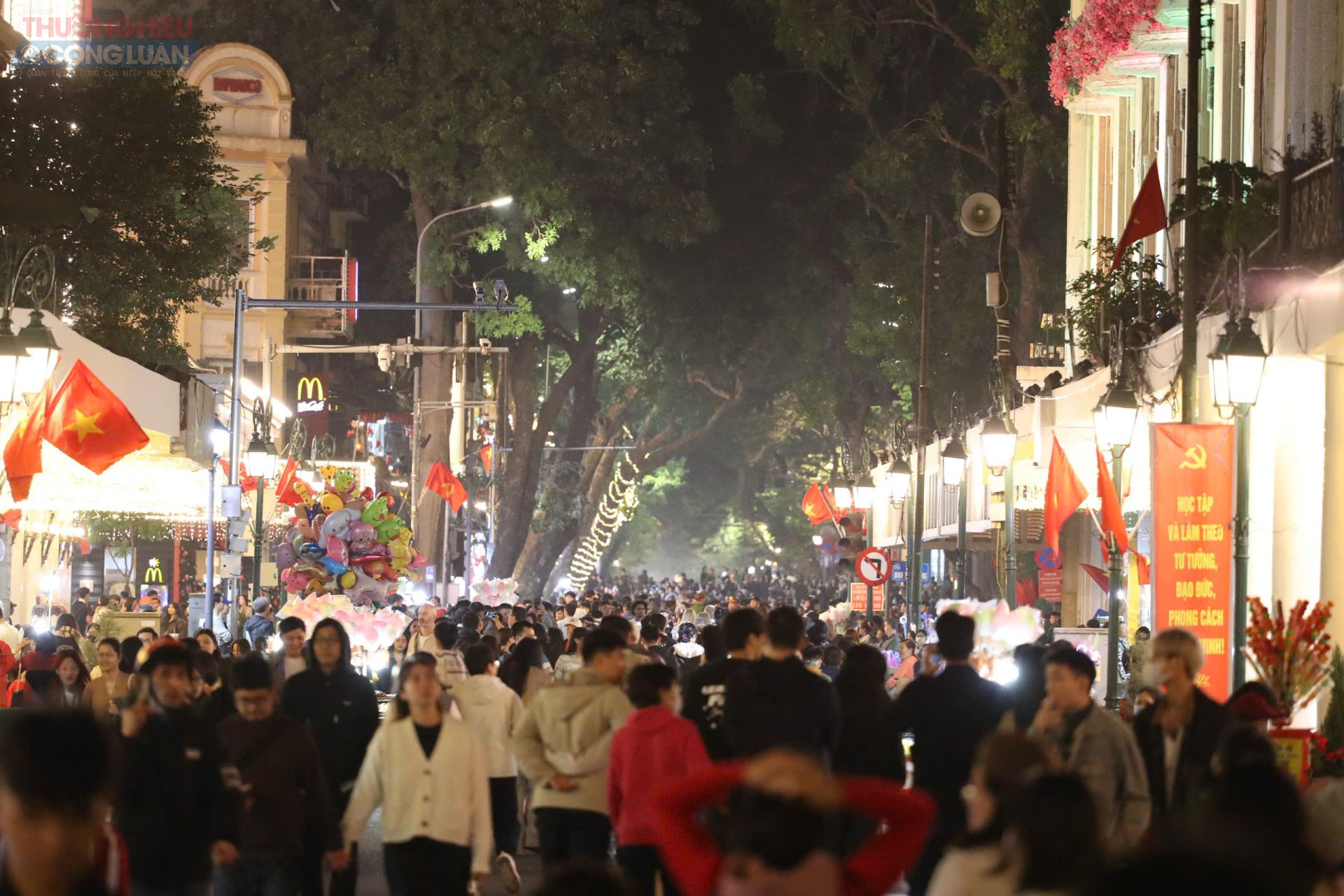 Biển người phủ kín phố đi bộ Hồ Gươm trong đêm Countdown chào năm mới 2026
