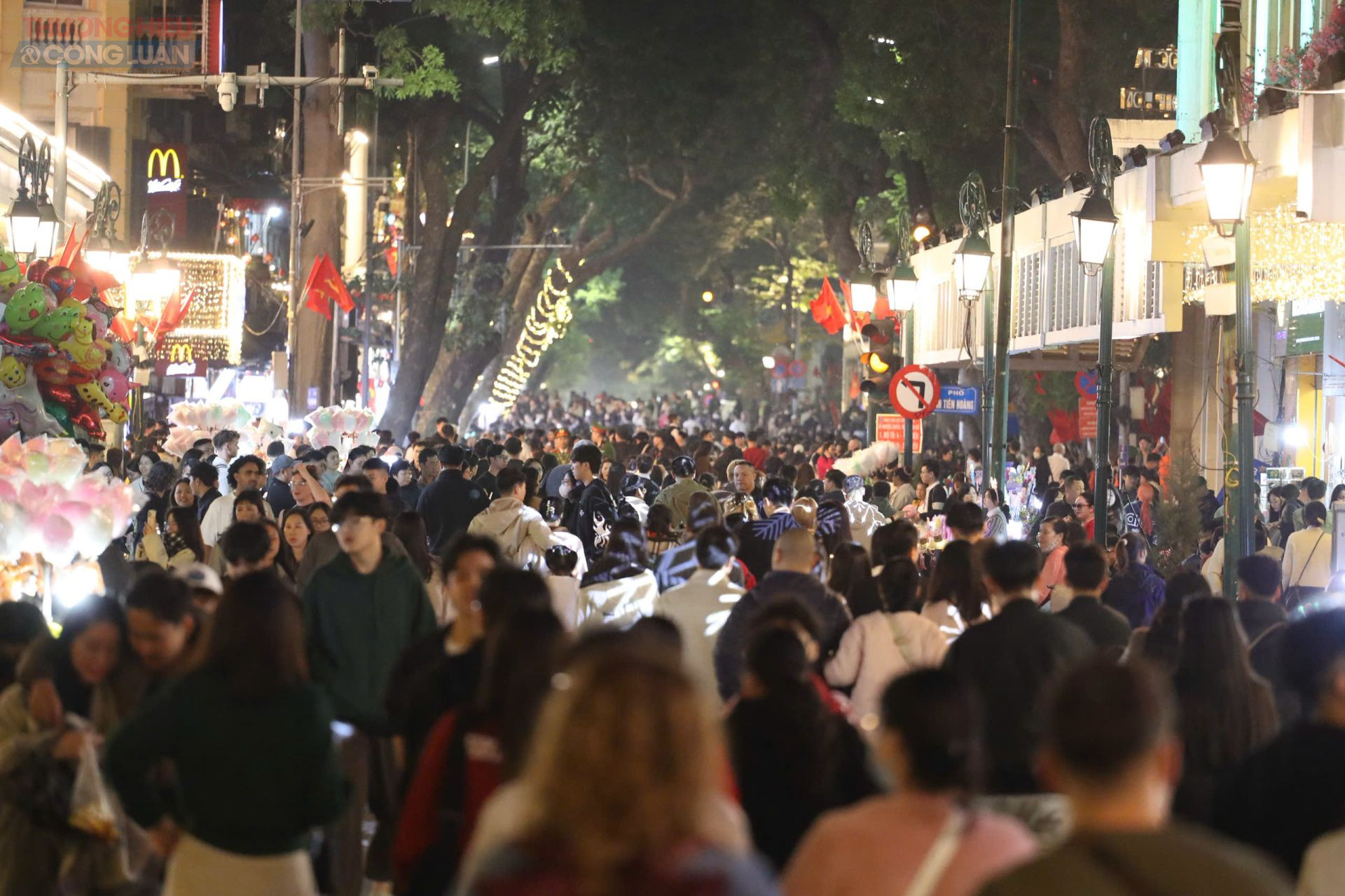Ngay từ đầu giờ tối, d&ograve;ng người đ&atilde; &ugrave;n &ugrave;n đổ về khu vực trung t&acirc;m. C&aacute;c tuyến phố như Đinh Ti&ecirc;n Ho&agrave;ng, L&ecirc; Th&aacute;i Tổ, H&agrave;ng Khay, Tr&agrave;ng Tiền&hellip; ken đặc người v&agrave; phương tiện.