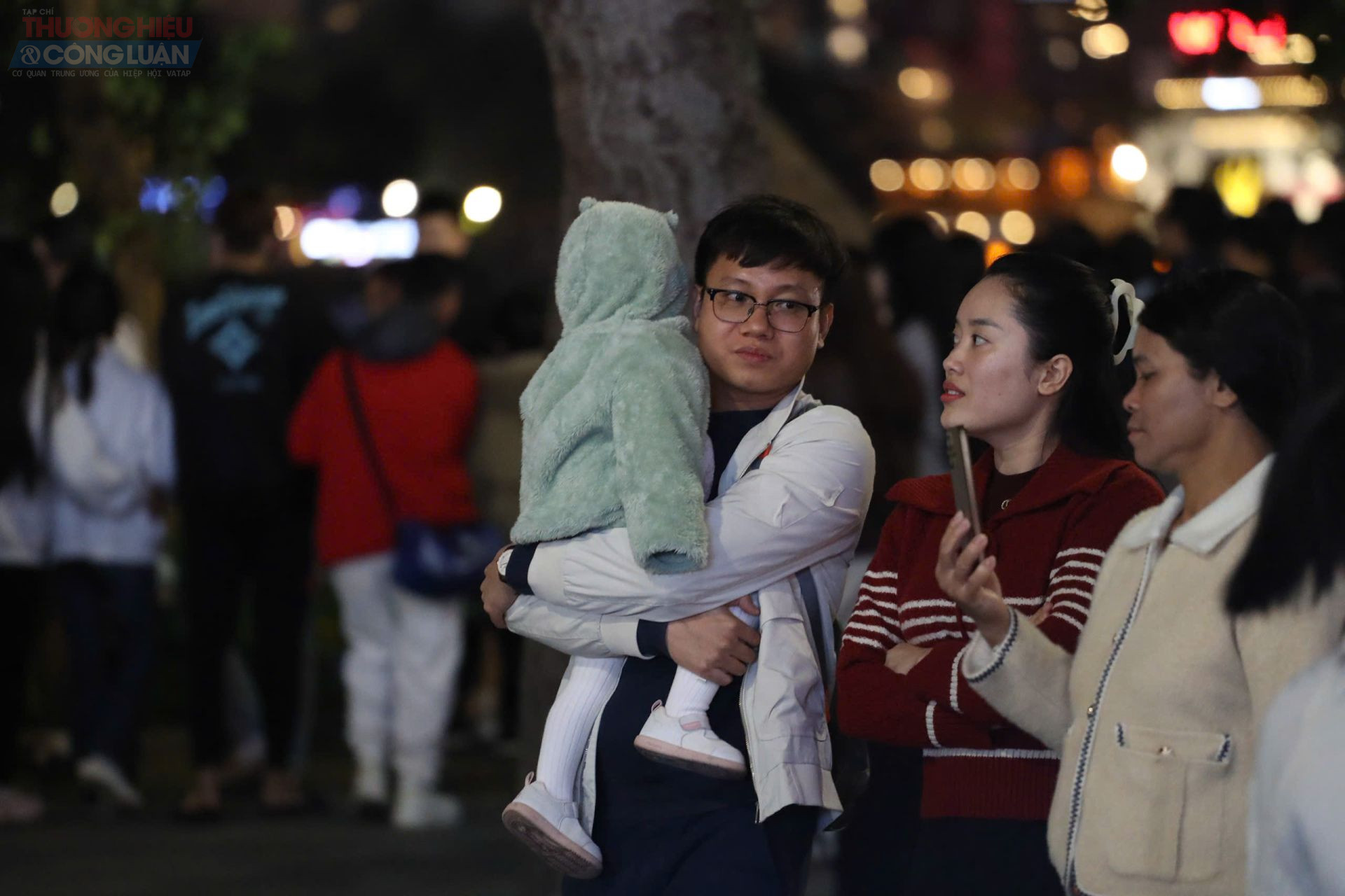 Bế theo con nhỏ giữa d&ograve;ng người đ&ocirc;ng đ&uacute;c, anh Phạm Văn H&ugrave;ng (Long Bi&ecirc;n) n&oacute;i: &ldquo;Chỉ mong năm mới sức khỏe, c&ocirc;ng việc ổn định hơn. Đưa con đi xem Countdown cũng l&agrave; c&aacute;ch để gia đ&igrave;nh c&oacute; th&ecirc;m kỷ niệm đẹp dịp cuối năm.&rdquo;