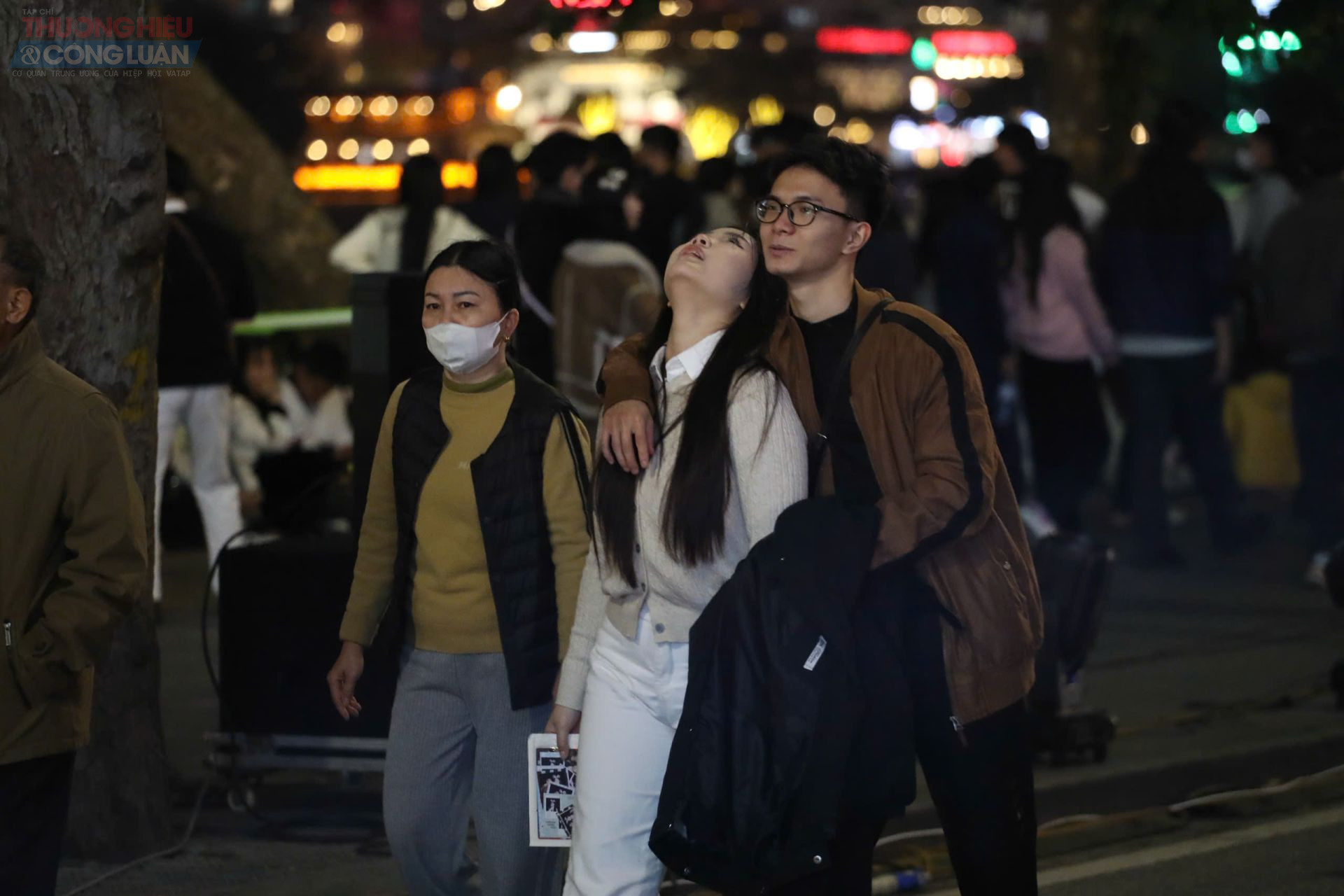 Nhiều người tranh thủ ghi lại những khoảnh khắc đ&aacute;ng nhớ, lưu giữ kỷ niệm trong thời khắc chuyển giao năm cũ &ndash; năm mới.