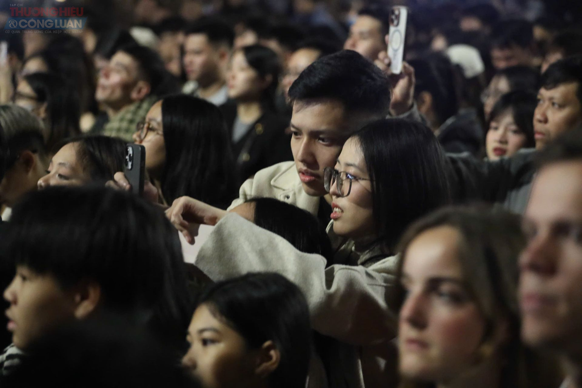 Chương tr&igrave;nh Countdown 2026 kh&ocirc;ng chỉ mang đến kh&ocirc;ng kh&iacute; lễ hội s&ocirc;i động, m&agrave; c&ograve;n trở th&agrave;nh điểm hẹn văn h&oacute;a quen thuộc của người d&acirc;n H&agrave; Nội mỗi dịp năm mới. Trong khoảnh khắc chuyển giao thi&ecirc;ng li&ecirc;ng, người d&acirc;n v&agrave; du kh&aacute;ch c&ugrave;ng gửi gắm niềm tin, hy vọng về một năm mới b&igrave;nh an, nhiều khởi sắc cho Thủ đ&ocirc; v&agrave; cả nước.