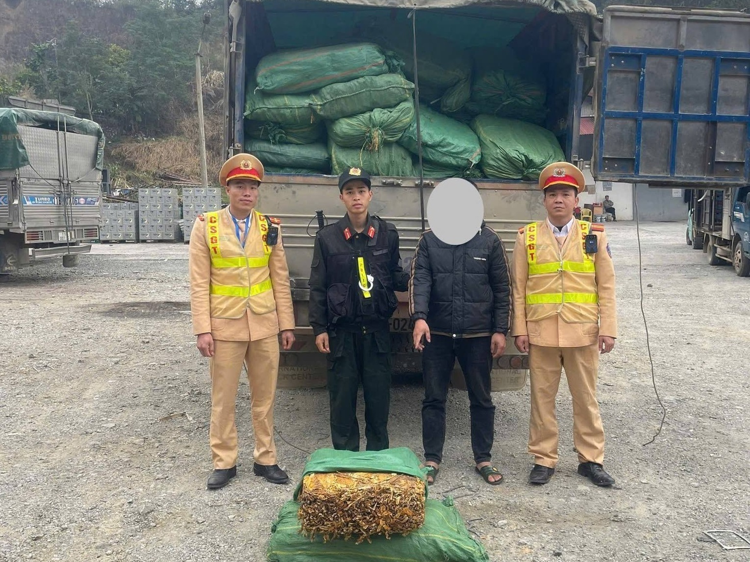 Cao Bằng: Phát hiện, tạm giữ xe tải vận chuyển gần 6 tấn nguyên liệu thuốc lá không rõ nguồn gốc