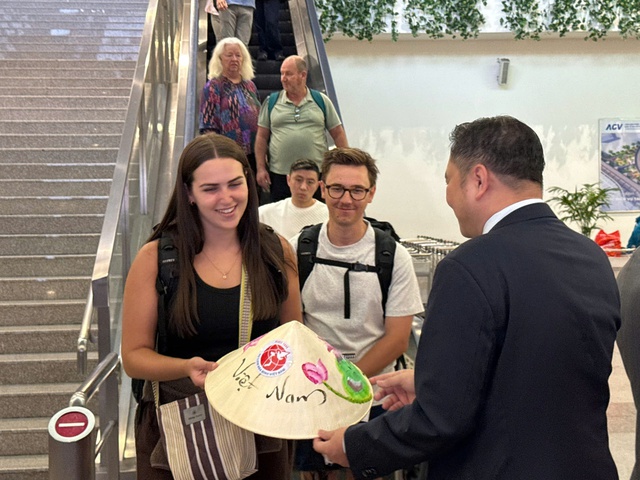 Ngành du lịch TP. HCM cũng gửi tặng các vị khách đầu năm những món quà ý nghĩa, gồm nón lá, voucher dịch vụ du lịch. Ảnh: VGP/HT Ngành du lịch TP. HCM cũng gửi tặng các vị khách đầu năm những món quà ý nghĩa, gồm nón lá, voucher dịch vụ du lịch. Ảnh: VGP/HT