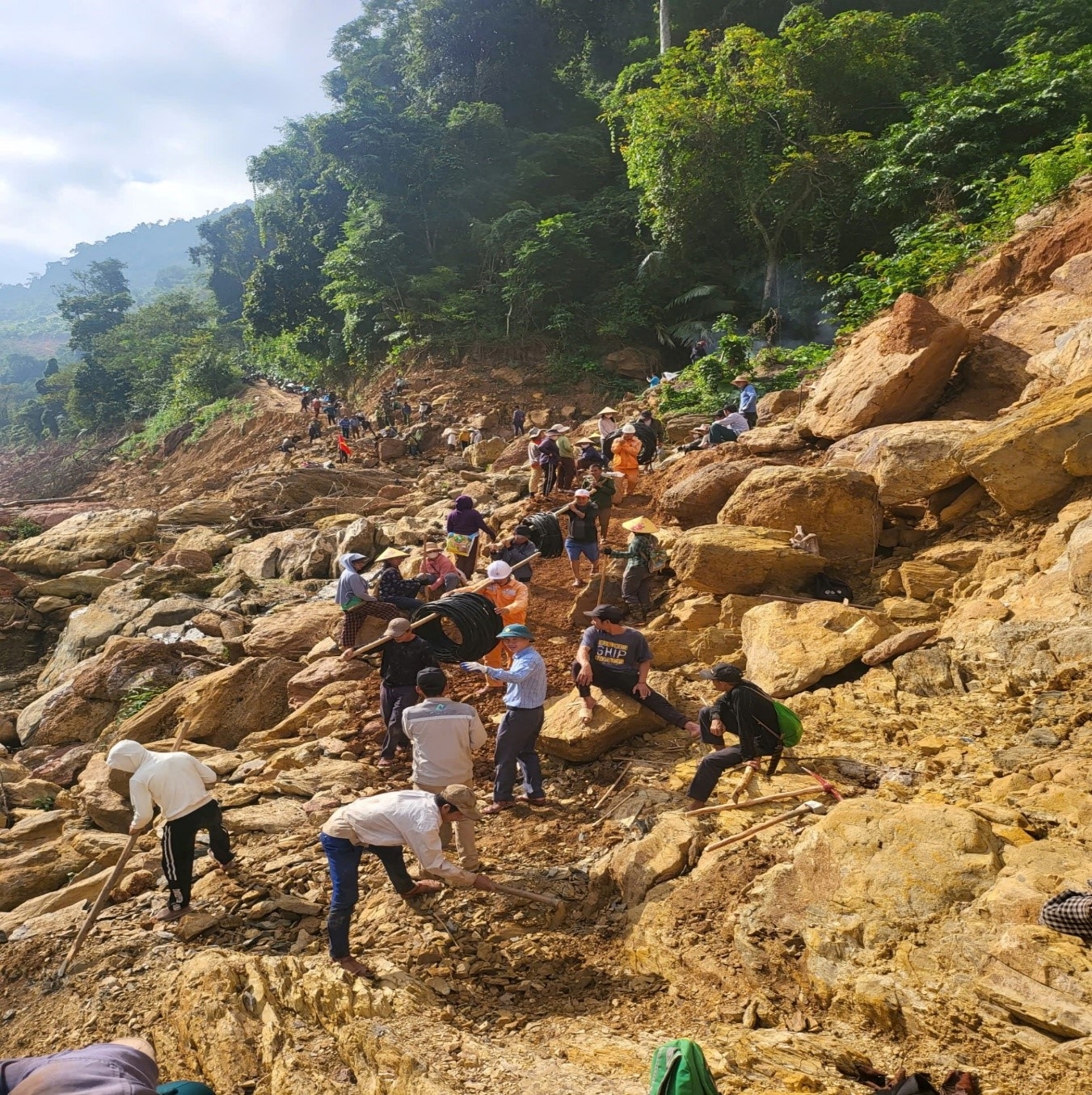 EVNNPC với hành trình thắp sáng nơi chưa từng có điện, xóa vùng lõm điện - lõm sóng