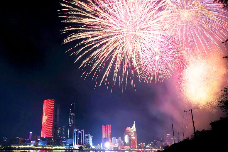 ... v&agrave; tại Th&agrave;nh phố Hồ Ch&iacute; Minh - Ảnh: b&aacute;o Nh&acirc;n D&acirc;n/b&aacute;o S&agrave;i G&ograve;n giải ph&oacute;ng