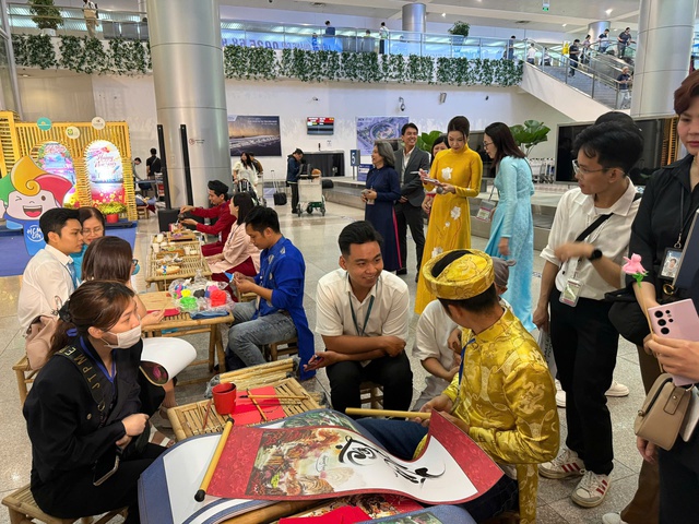 Du khách được trải nghiệm trà tết, bánh mứt, thư pháp, nặn tò he, chụp ảnh lưu niệm. Ảnh: VGP/HT Du khách được trải nghiệm trà tết, bánh mứt, thư pháp, nặn tò he, chụp ảnh lưu niệm. Ảnh: VGP/HT