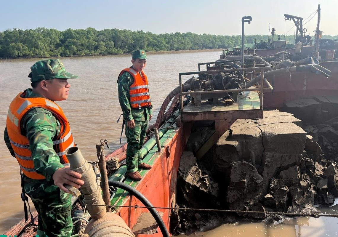 Bộ đội Biên phòng phát hiện, bắt giữ 3 phương tiện khai thác cát trái phép
