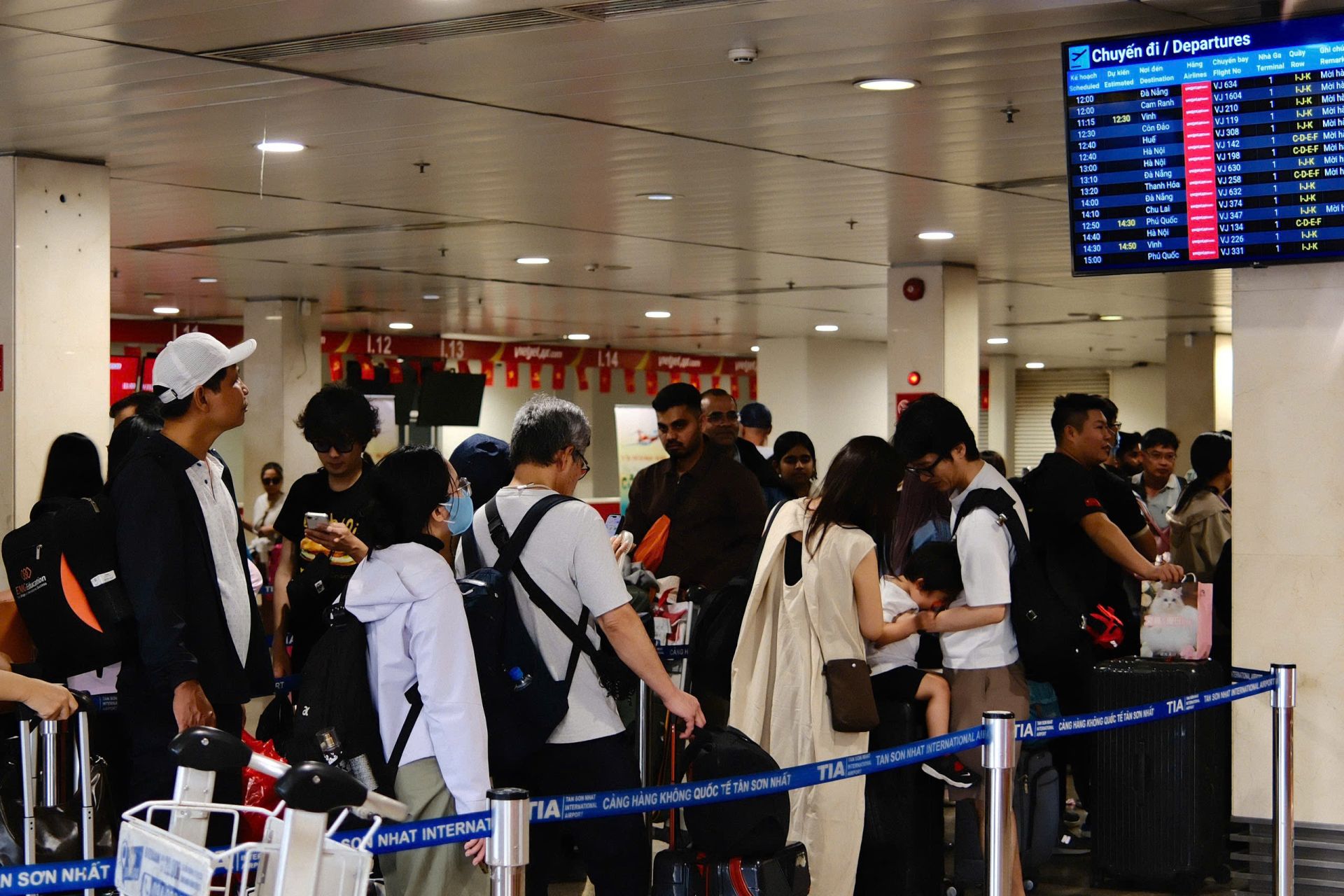 Sân bay Tân Sơn Nhất phục vụ linh hoạt, hành khách làm thủ tục nhanh chóng ngày đầu năm mới