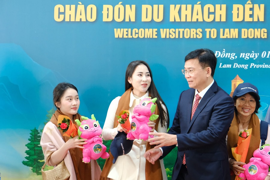 Đồng ch&iacute; Hồ Văn Mười, Chủ tịch UBND tỉnh L&acirc;m Đồng tặng qu&agrave; lưu niệm mang đậm bản sắc địa phương l&agrave; gấu b&ocirc;ng thanh long v&agrave; c&aacute;c sản phẩm OCOP ti&ecirc;u biểu của tỉnh cho du kh&aacute;ch