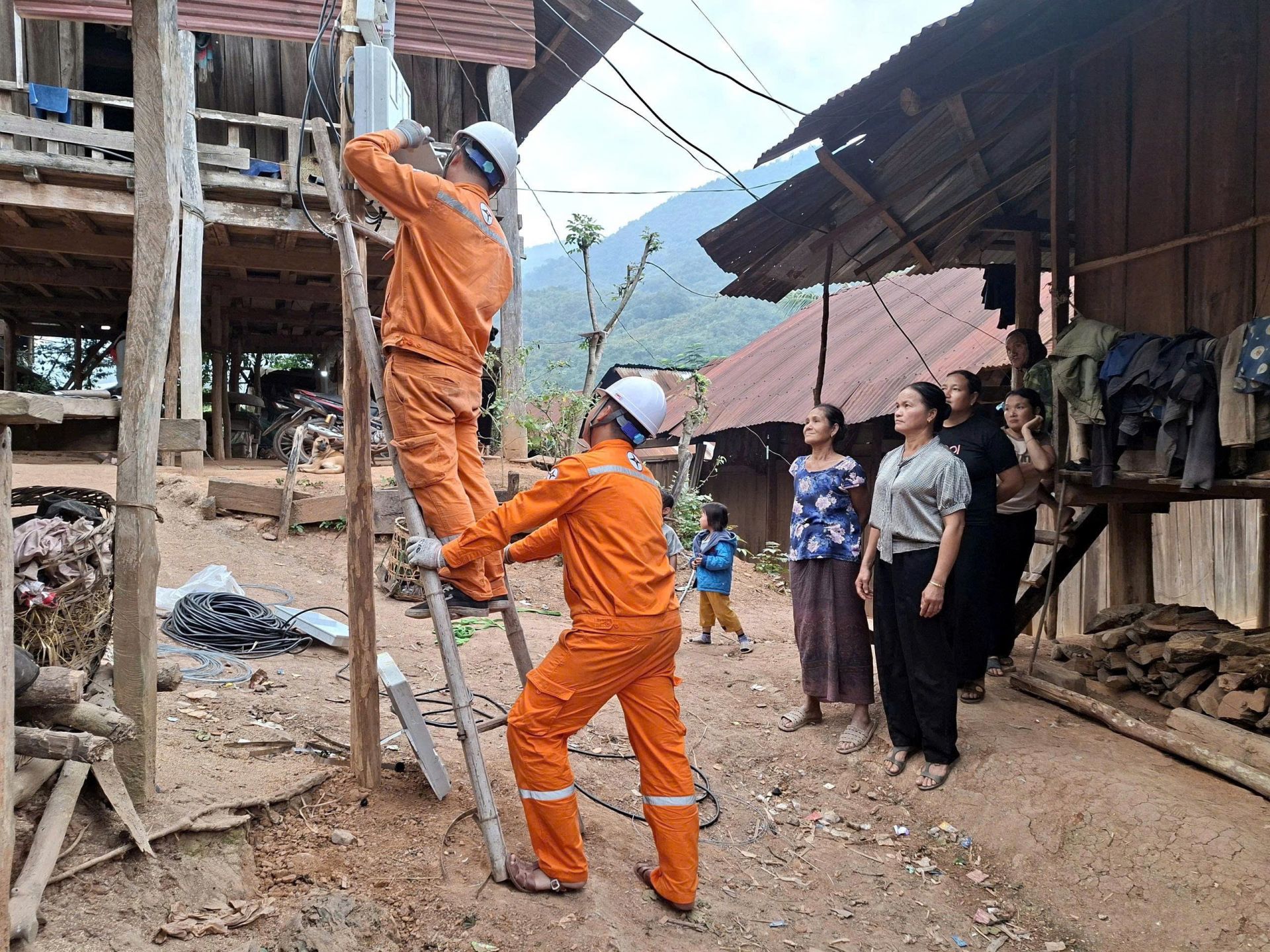 C&ocirc;ng nh&acirc;n EVNNPC lắp đặt c&ocirc;ng tơ, k&eacute;o điện v&agrave;o từng hộ d&acirc;n, đưa &aacute;nh s&aacute;ng về c&aacute;c bản l&agrave;ng v&ugrave;ng cao