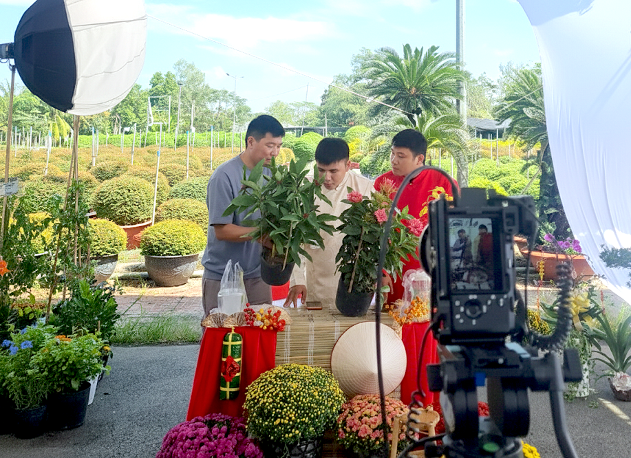 Tiếp sức tiểu thương Việt bứt phá mùa Tết bằng thương mại điện tử